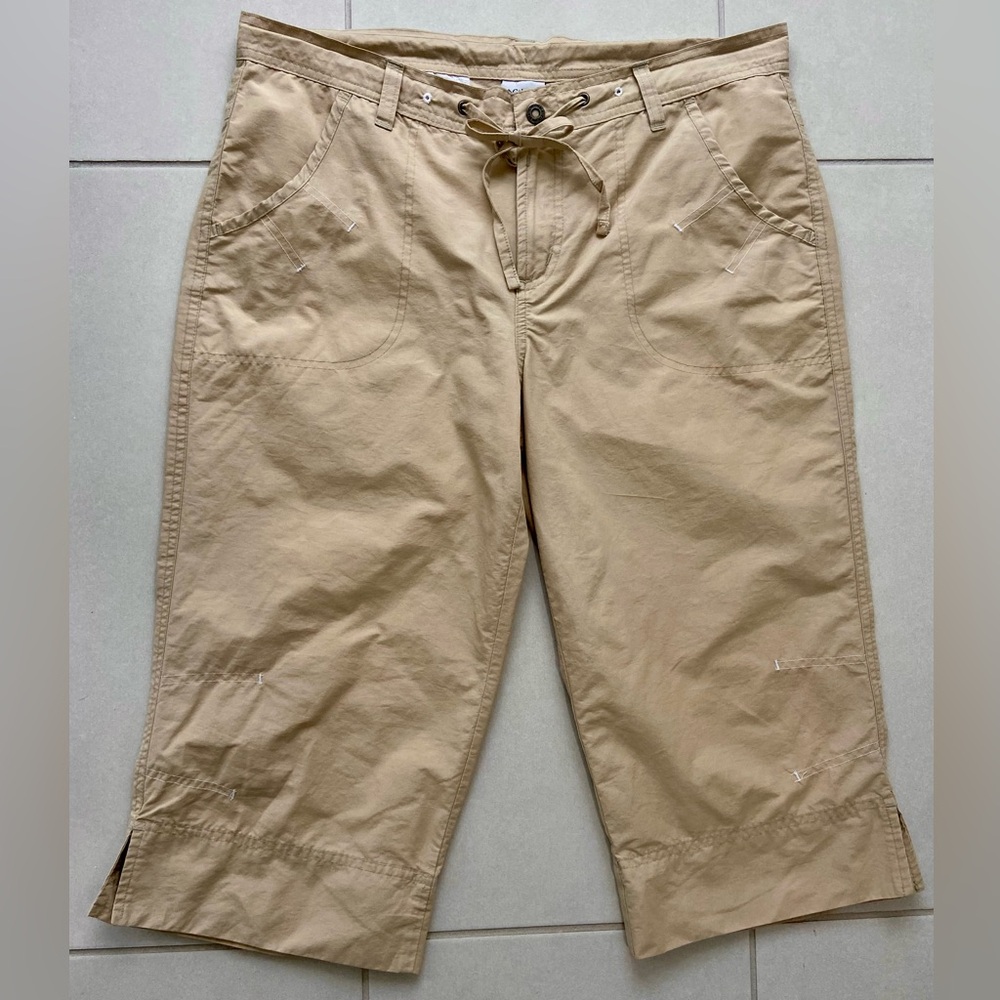 Columbia Women’s Tan Capri / Long Shorts – Outdoor Utility Fit | Size M